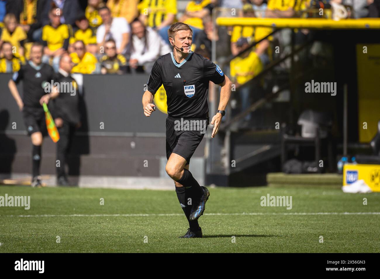 Dortmund, Allemagne. 04 mai 2024. Dortmund, Allemagne, 04 mai 2024 : Robert Schroeder (arbitre) lors du match de football 1.Bundesliga entre le Borussia Dortmund et le FC Augsburg au signal Iduna Park à Dortmund, Allemagne. Philipp Kresnik (Philipp Kresnik/SPP) crédit : SPP Sport Press photo. /Alamy Live News Banque D'Images