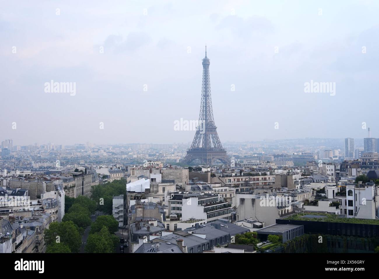 Vue générale de la Tour Eiffel, Paris, en prévision des Jeux Olympiques de Paris qui débuteront le 26 juillet. Date de la photo : mardi 7 mai 2024. Banque D'Images