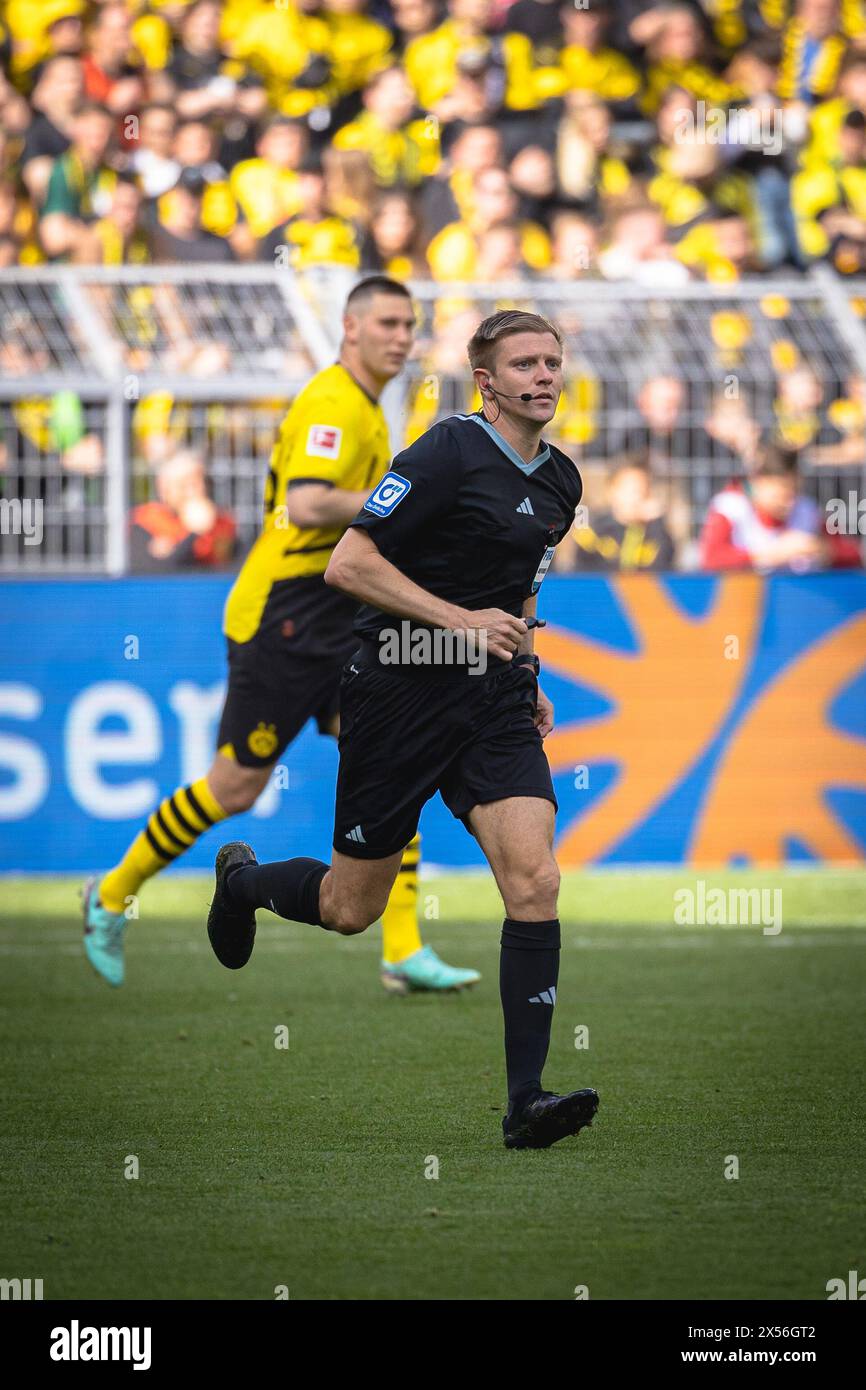 Dortmund, Allemagne. 04 mai 2024. Dortmund, Allemagne, 04 mai 2024 : Robert Schroeder (arbitre) lors du match de football 1.Bundesliga entre le Borussia Dortmund et le FC Augsburg au signal Iduna Park à Dortmund, Allemagne. Philipp Kresnik (Philipp Kresnik/SPP) crédit : SPP Sport Press photo. /Alamy Live News Banque D'Images