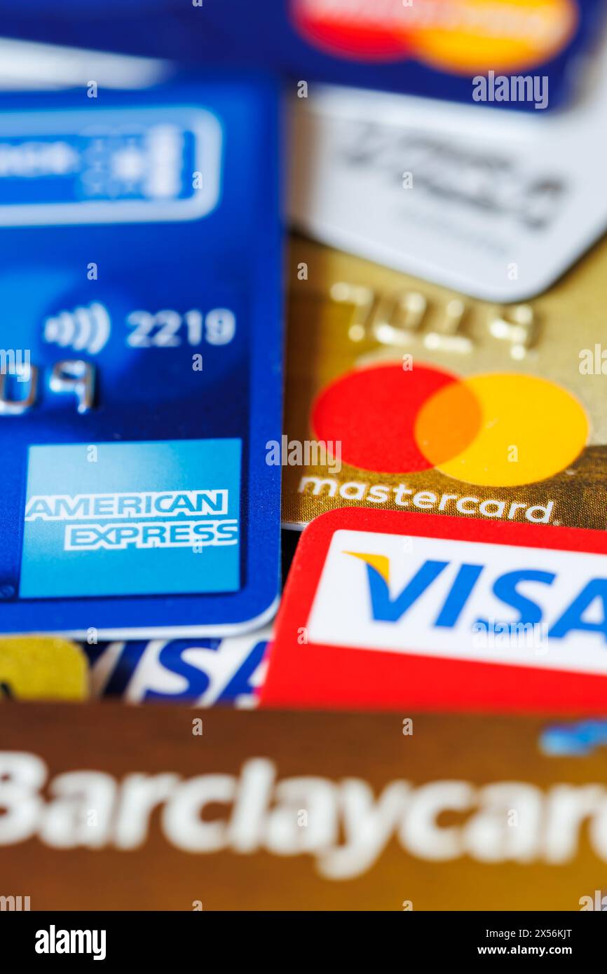 Stuttgart, Allemagne - 30 avril 2024 : cartes de crédit VISA, Mastercard et American Express à Stuttgart, Allemagne. Banque D'Images