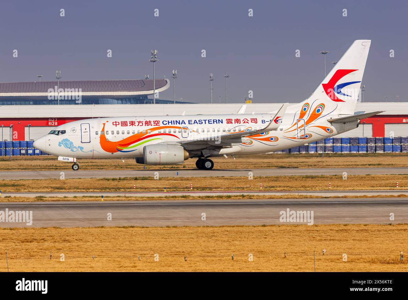 Pékin, Chine - 31 mars 2024 : un Boeing 737-700 de China Eastern Airlines immatriculé B-5819 et le Yunnan Peacock Special Liver Banque D'Images