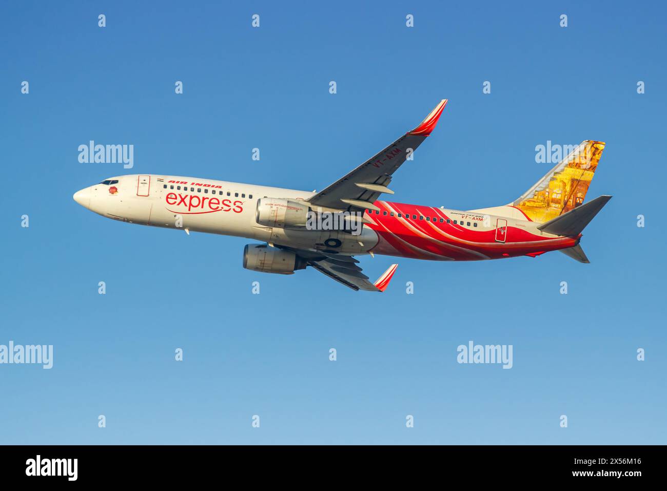 Dubaï, Émirats arabes Unis - 17 février 2024 : un Boeing 737-800 d'Air India Express immatriculé VT-AXM à l'aéroport de Dubaï, aux Nations Unies Banque D'Images