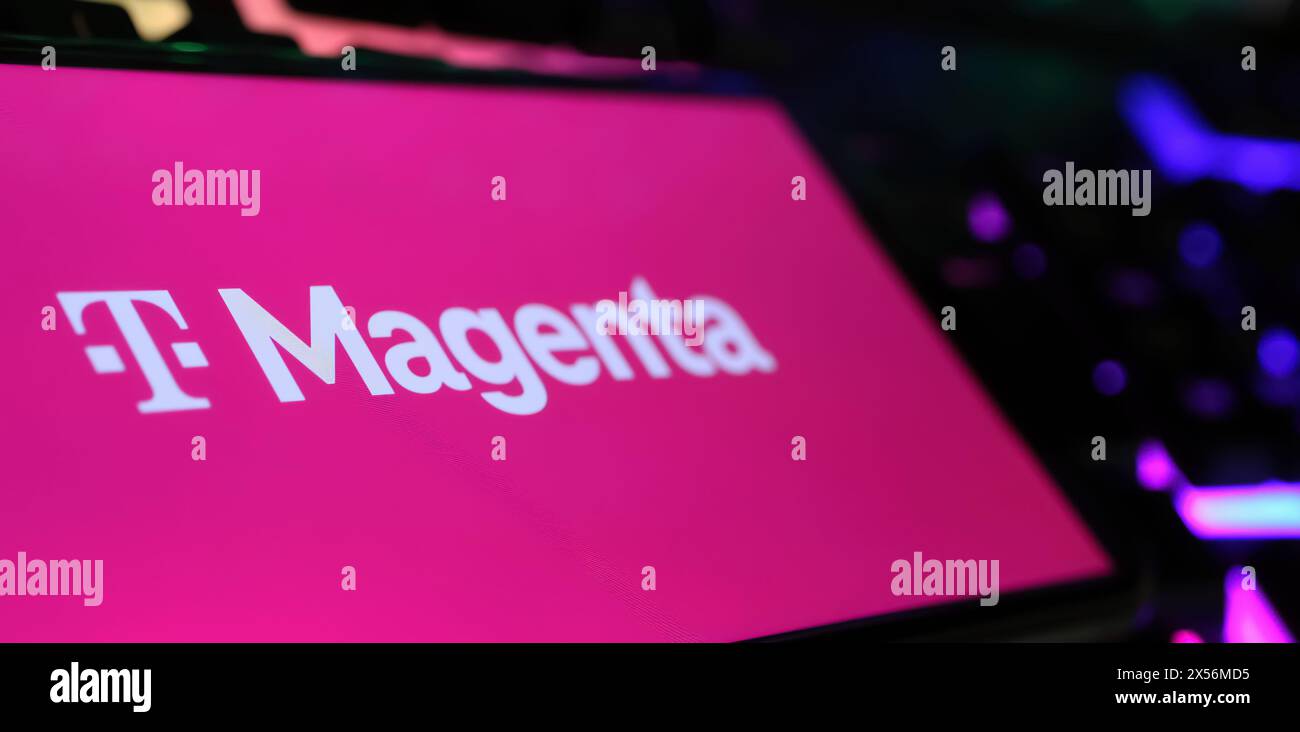 Viersen, Allemagne - 1er mai. 2024 : gros plan de smartphone avec lettrage logo de Telekom T Magenta Telekom télévision sur clavier d'ordinateur Banque D'Images