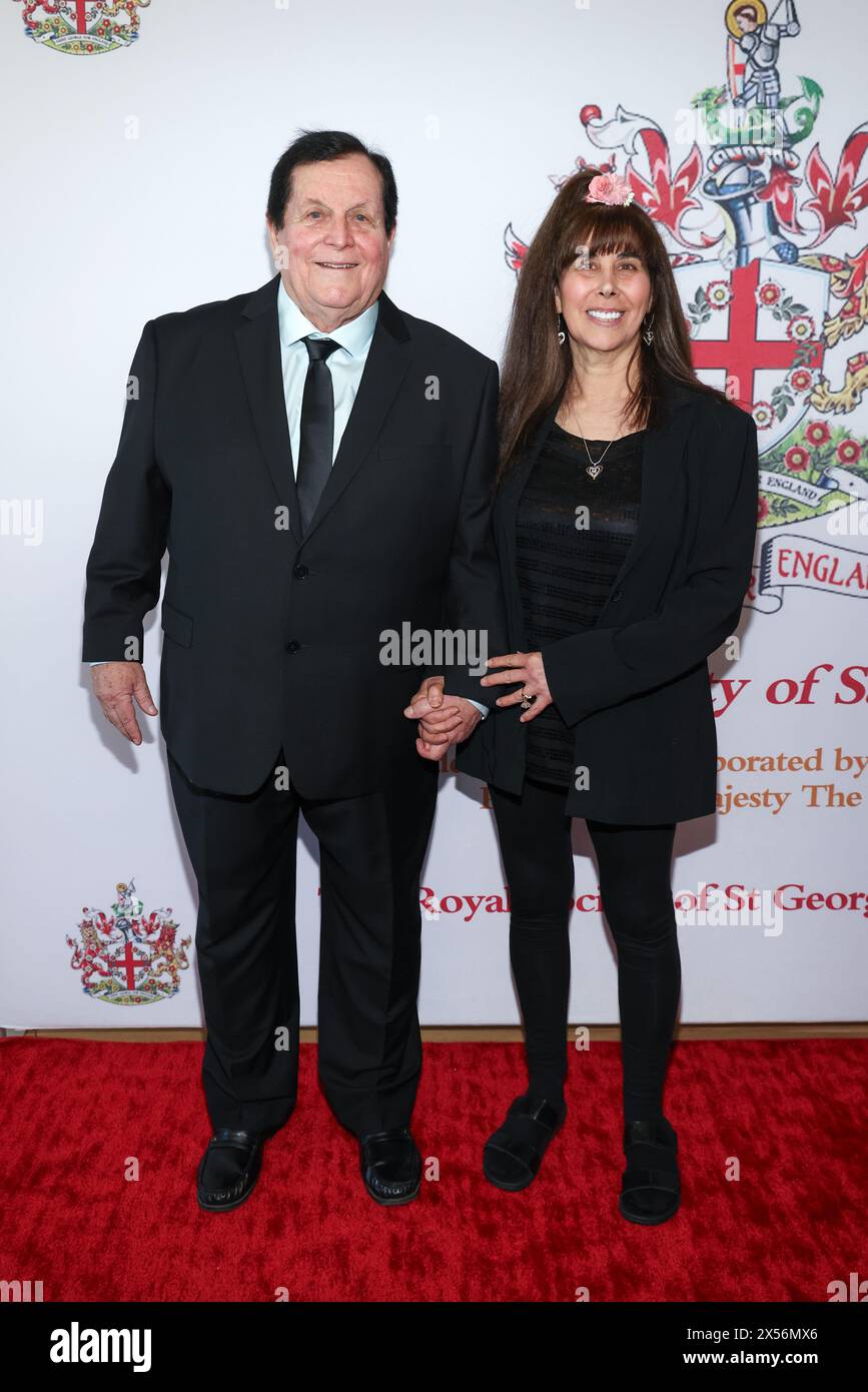 Santa Monica, Californie, États-Unis. 28 avril 2024. L'acteur Burt Ward et son épouse Tracy Posner assistent à la Royal Society of réunissant George, California Branch, à la cérémonie des George's Day Celebration and Awards Banque D'Images