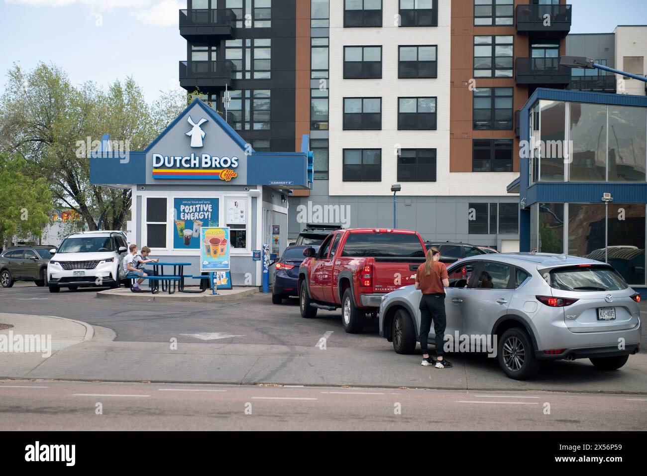 Les chauffeurs font la queue au drive-through du café Dutch Bros local, une chaîne de cafés en pleine expansion aux États-Unis. Banque D'Images
