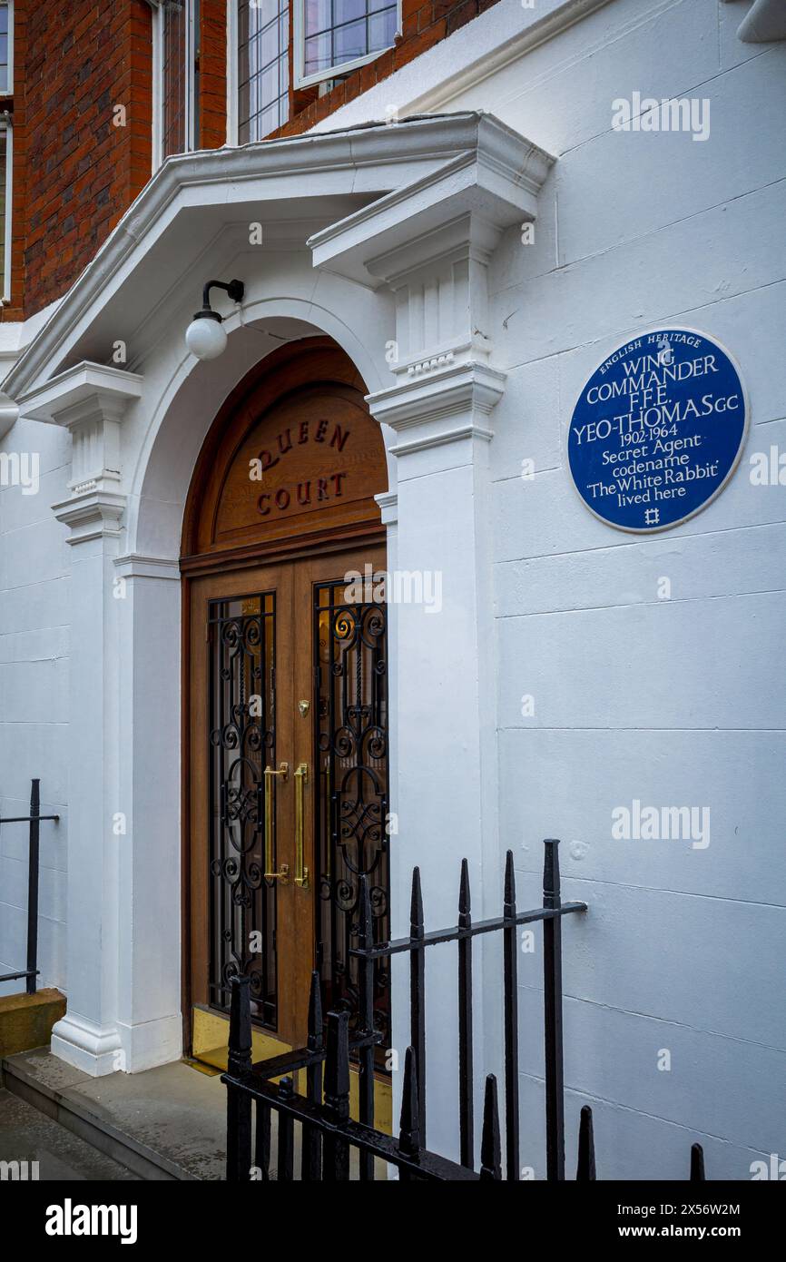 Plaque bleue pour Queen court, Queen Square, Londres COMMANDANT F.F.E. YEO-THOMAS GC 1902-1964 agent secret nom de code 'The White Rabbit' vivait ici. Banque D'Images