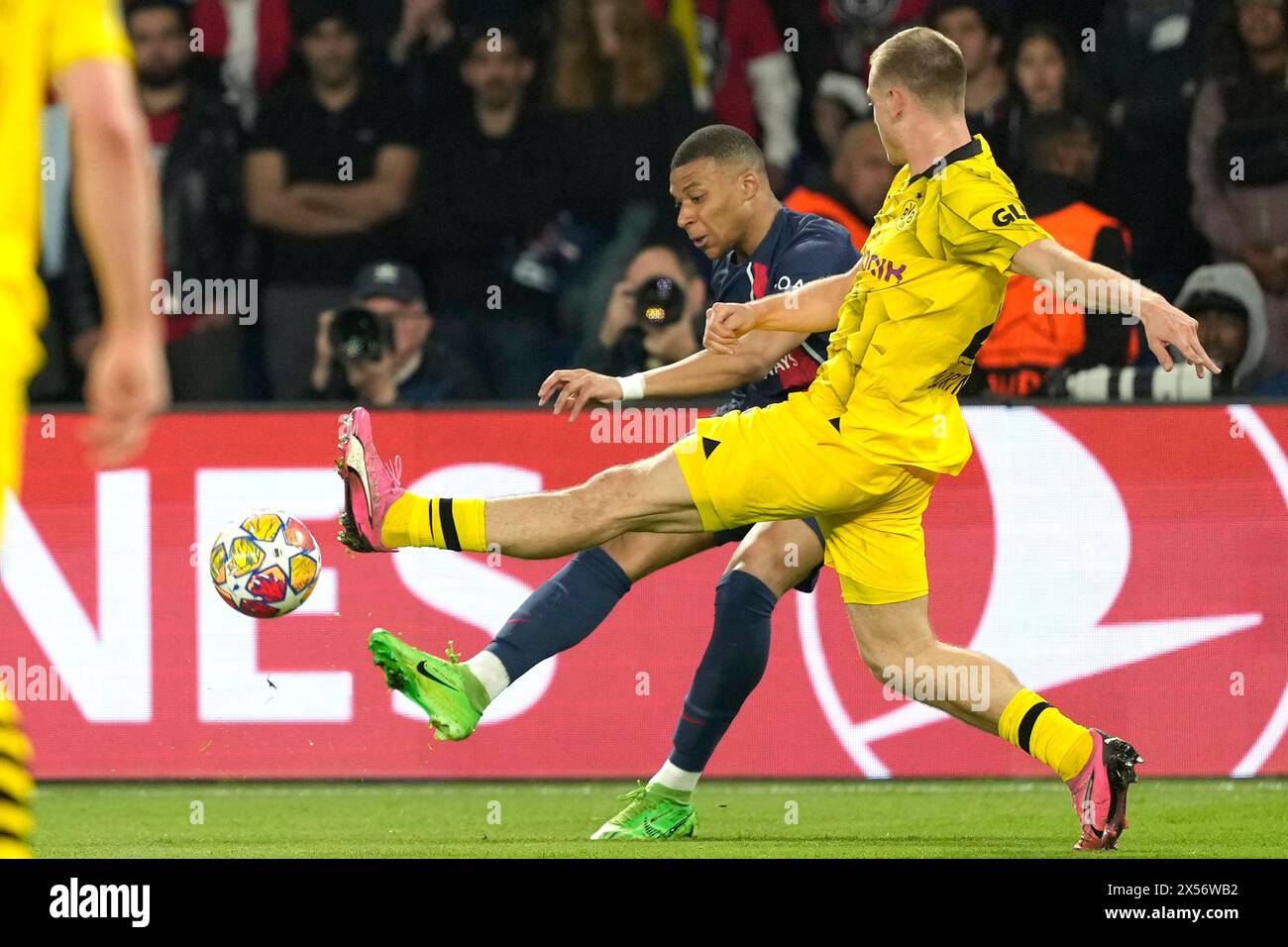 PSG's Kylian Mbappe kicks the ball ahead of Dortmund's Julian Ryerson, right, during the Champions League semifinal second leg soccer match between Paris Saint-Germain and Borussia Dortmund at the Parc des Princes stadium in Paris, France, Tuesday, May 7, 2024. (AP Photo/Lewis Joly) Banque D'Images