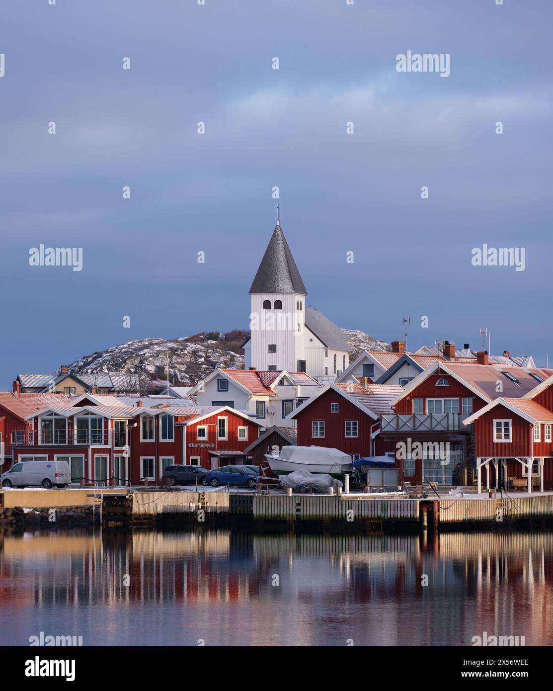 Skaerhamn, Suède - 10 décembre 2022 : vue sur le village de pêcheurs de Skaerhamn en hiver avec maisons, église et port. Aucune personne visible Banque D'Images