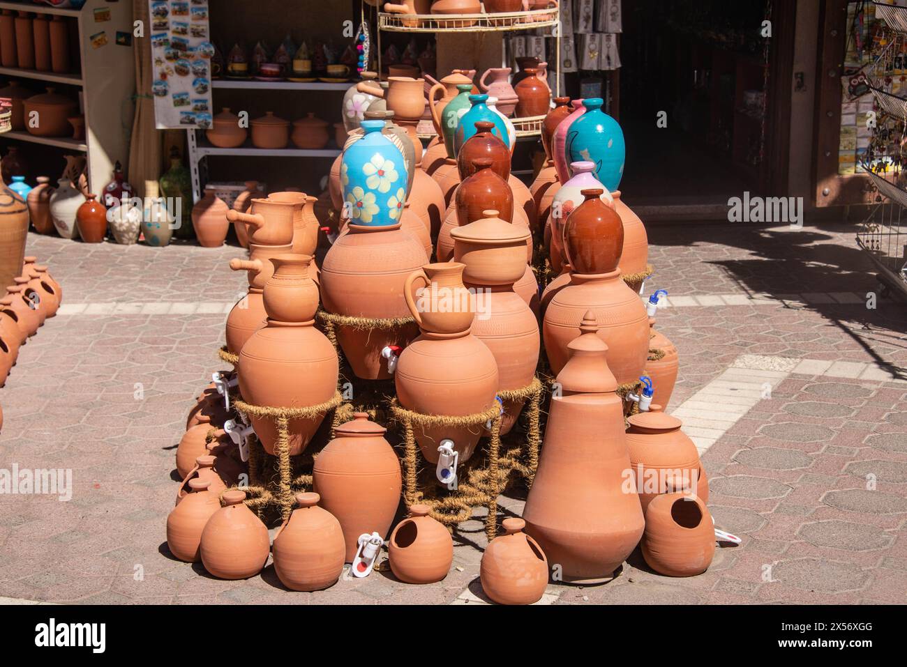 Poterie à vendre dans le Souq de Nizwa, Nizwa, Oman Banque D'Images