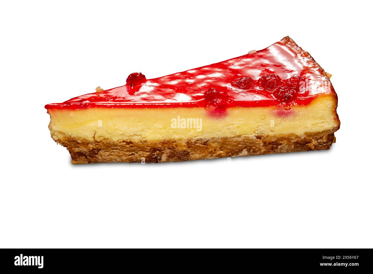 Tranche de cheesecake avec gelée et baies de framboise isolé sur blanc avec chemin de coupe inclus Banque D'Images