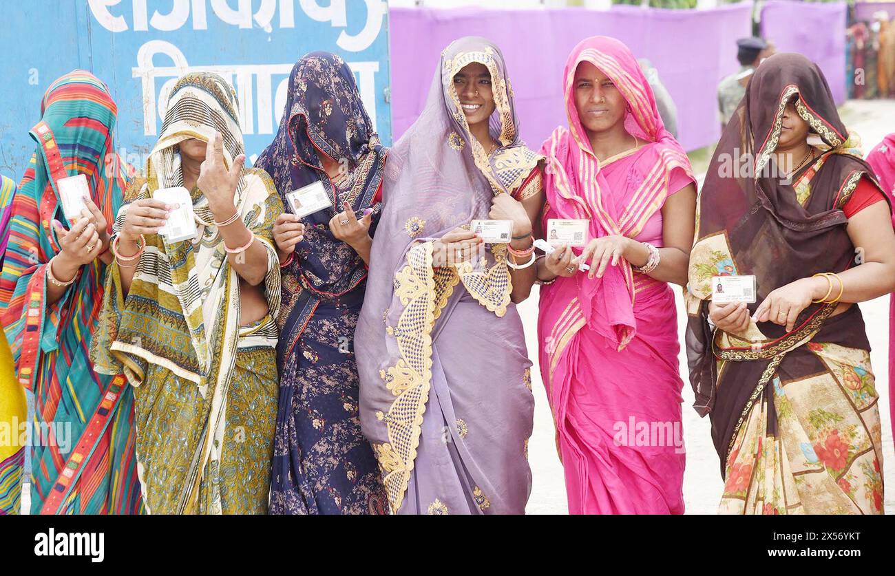 Khagaria, Inde. 07 mai 2024. Khagaria, INDE - 7 MAI : les électeurs montrant des cartes d'identité après avoir voté lors de la 3ème phase de l'élection de Lok Sabha dans un bureau de vote le 7 mai 2024 à Khagaria, en Inde. (Photo de Santosh Kumar/Hindustan Times/Sipa USA) crédit : Sipa USA/Alamy Live News Banque D'Images