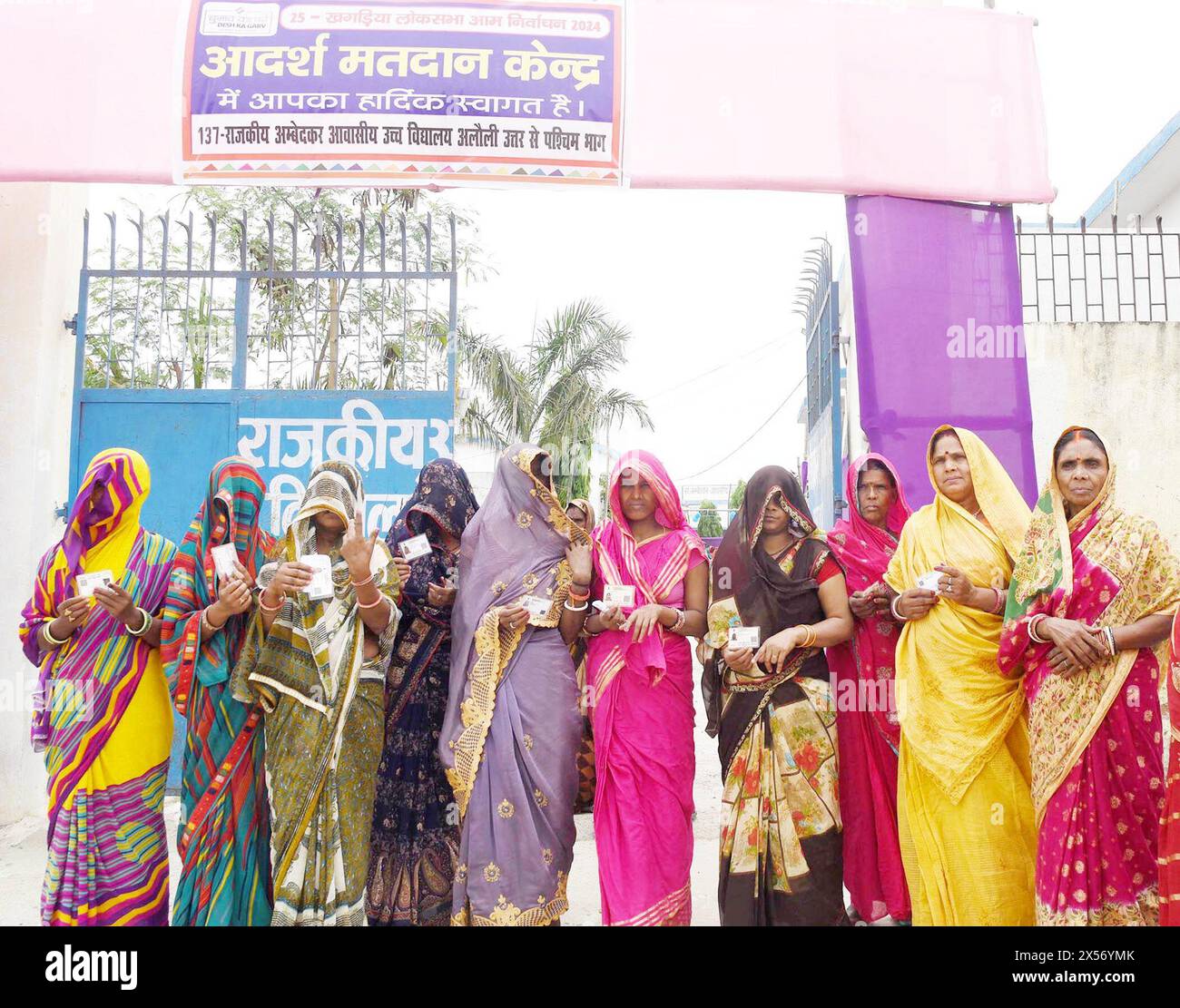 Khagaria, Inde. 07 mai 2024. Khagaria, INDE - 7 MAI : les électeurs montrant des cartes d'identité après avoir voté lors de la 3ème phase de l'élection de Lok Sabha dans un bureau de vote le 7 mai 2024 à Khagaria, en Inde. (Photo de Santosh Kumar/Hindustan Times/Sipa USA) crédit : Sipa USA/Alamy Live News Banque D'Images