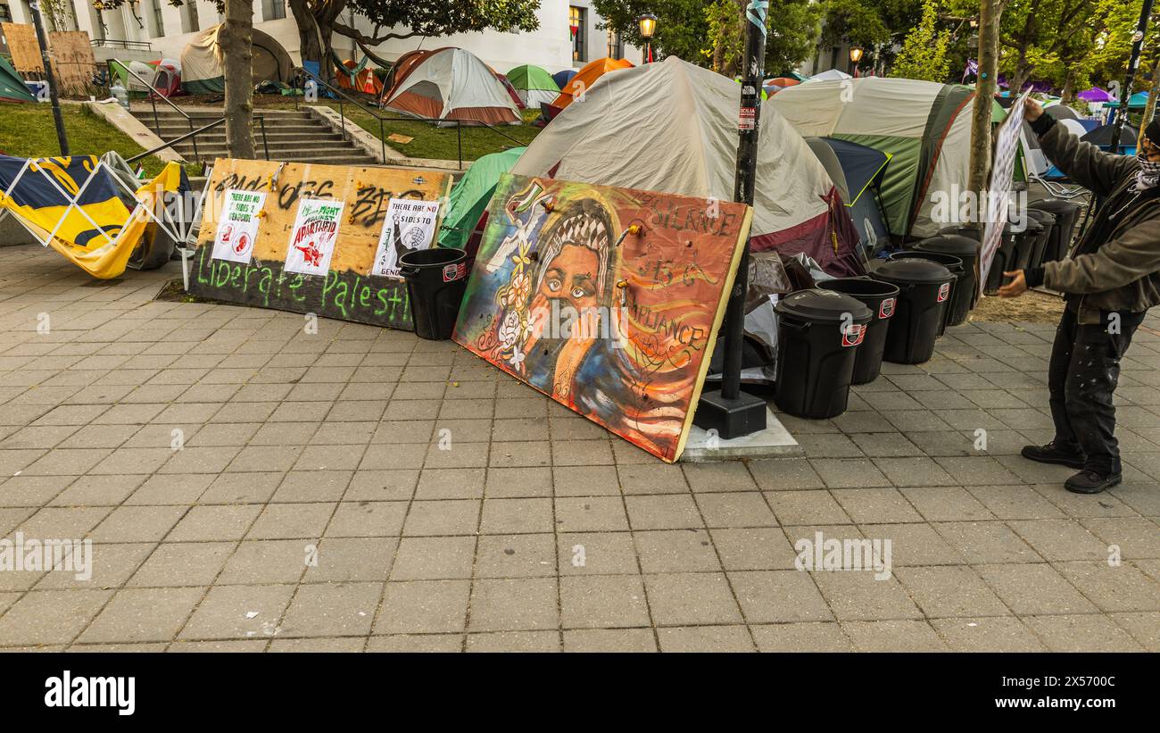 Camp palestinien de protestation UC Berkeley. Berkeley, Californie, États-Unis. 5 mai 2024 : Une photo de manifestants palestiniens campant sur le campus de l'UC Berkeley Banque D'Images