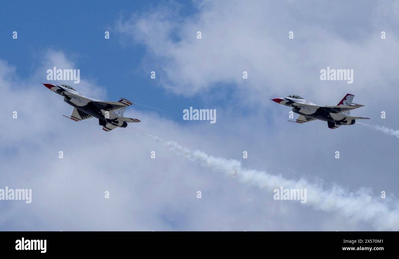 Fort Lauderdale, États-Unis. 07 mai 2024. Les Thunderbirds de l'US Air Force effectuent un survol avant d'arriver à l'aéroport international de Fort Lauderdale-Hollywood pour la journée des médias à Fort Lauderdale, en Floride, le mardi 7 mai 2024. Le ft Lauderdale Air Show est prévu pour mai 11-12 et mettra en vedette les Thunderbirds de l'US Air Force et l'équipe de démonstration Ghost Squadron A10 Thunderbolt II. Photo de Gary i Rothstein/UPI crédit : UPI/Alamy Live News Banque D'Images