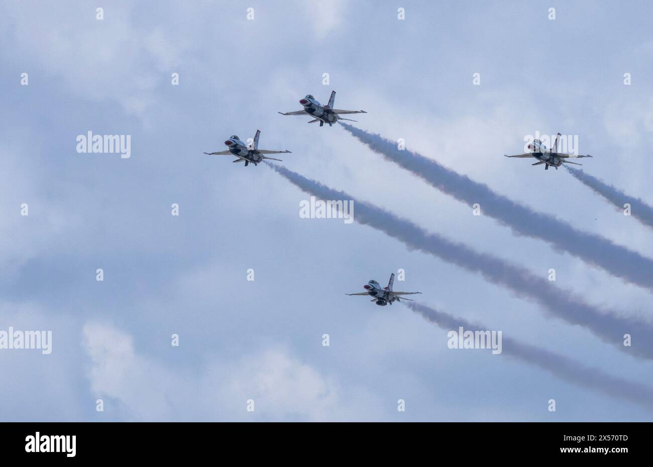 Fort Lauderdale, États-Unis. 07 mai 2024. Les Thunderbirds de l'US Air Force effectuent un survol avant d'arriver à l'aéroport international de Fort Lauderdale-Hollywood pour la journée des médias à Fort Lauderdale, en Floride, le mardi 7 mai 2024. Le ft Lauderdale Air Show est prévu pour mai 11-12 et mettra en vedette les Thunderbirds de l'US Air Force et l'équipe de démonstration Ghost Squadron A10 Thunderbolt II. Photo de Gary i Rothstein/UPI crédit : UPI/Alamy Live News Banque D'Images