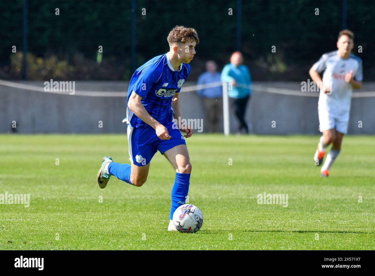 Landore, Swansea, pays de Galles. 7 mai 2024. Jake Davies de Cardiff City sur le ballon lors du match de la Ligue de développement professionnel des moins de 18 ans entre Swansea City et Cardiff City à la Swansea City Academy à Landore, Swansea, pays de Galles, Royaume-Uni le 7 mai 2024. Crédit : Duncan Thomas/Majestic Media/Alamy Live News. Banque D'Images