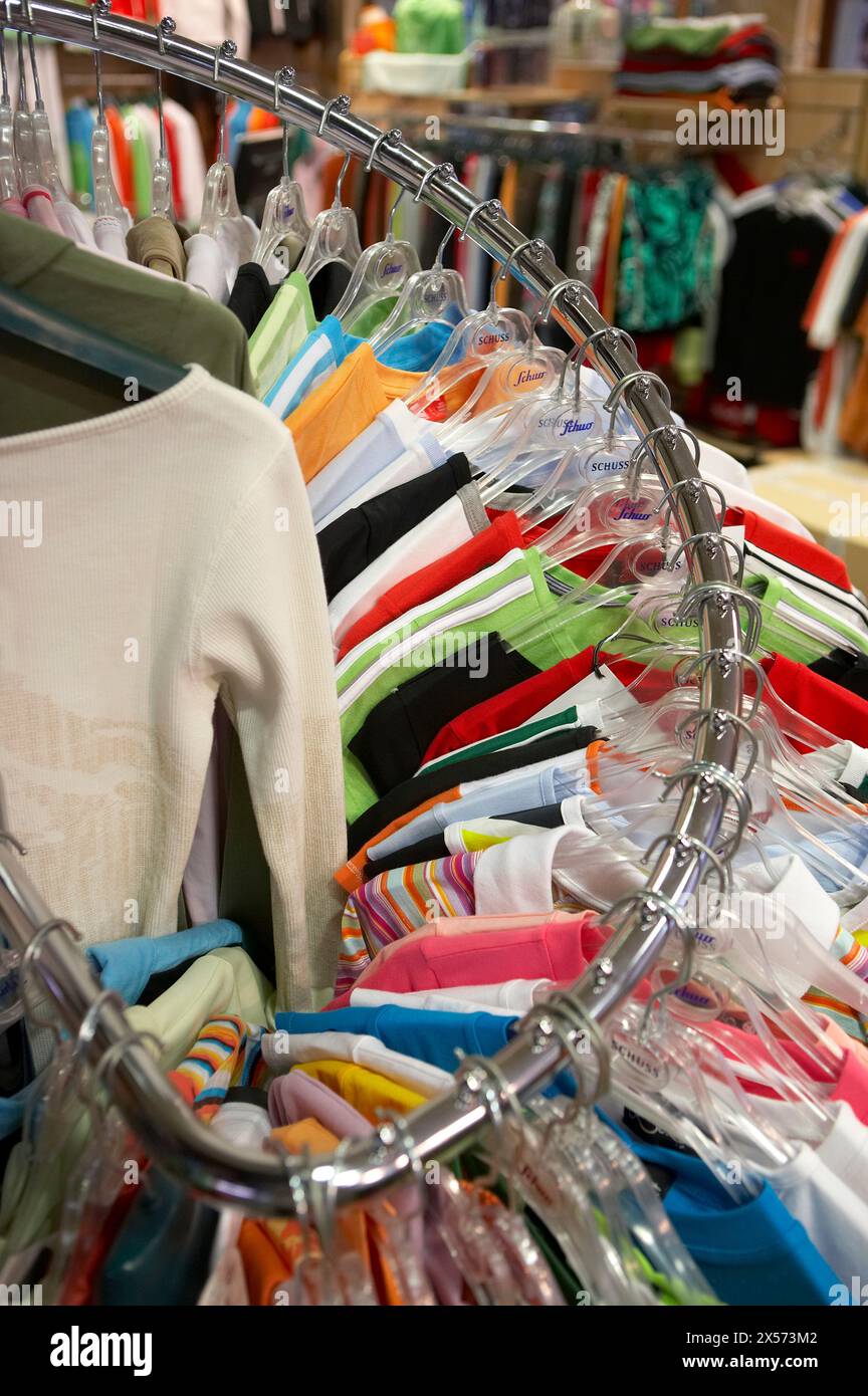 T-shirts en vente en magasin de sport Banque D'Images