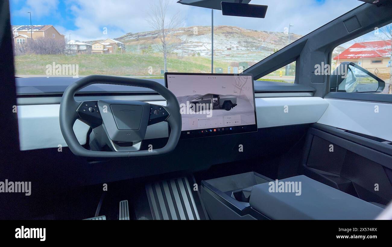 Intérieur du Cybertruck Tesla : une vue depuis le siège du conducteur Banque D'Images