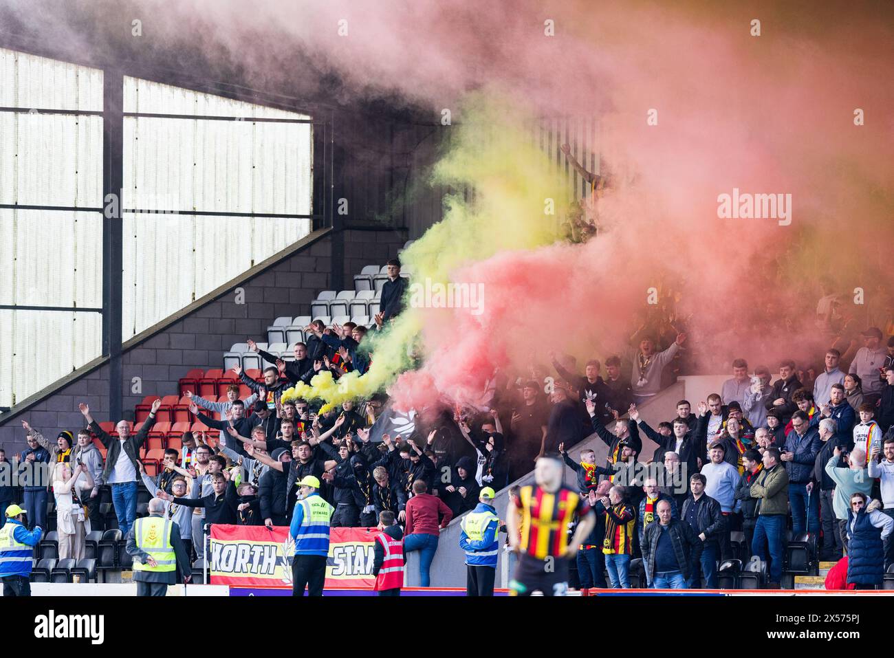 Airdrie, Écosse. 07 mai 2024. Les fans de Partick ont laissé fumer pendant que les joueurs émergent pour commencer le jeu crédit : Raymond Davies / Alamy Live News Banque D'Images