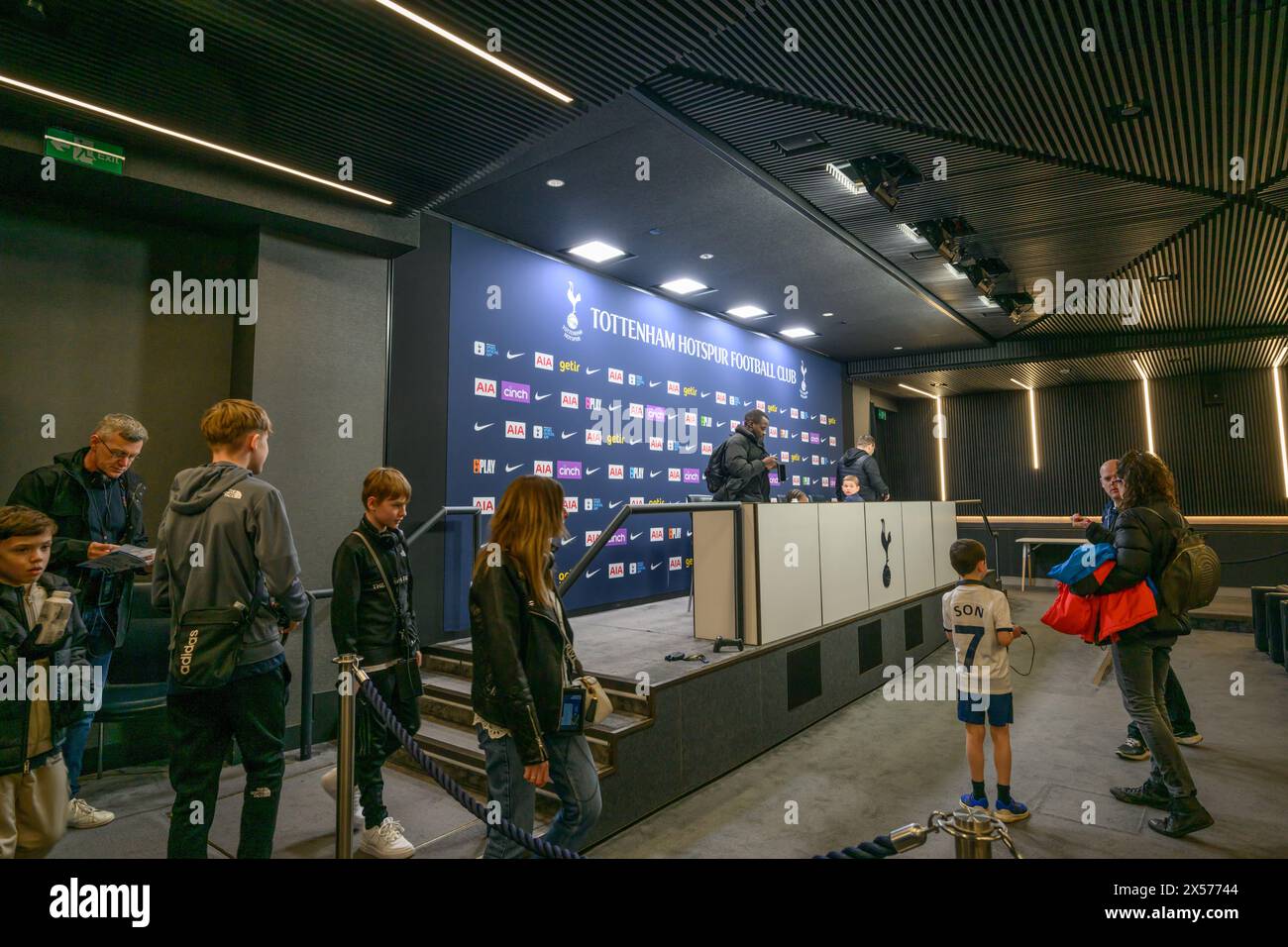 Tottenham Hotspur Football Club Stadium - Auditorium de presse avec des personnes sur la visite du stade Banque D'Images