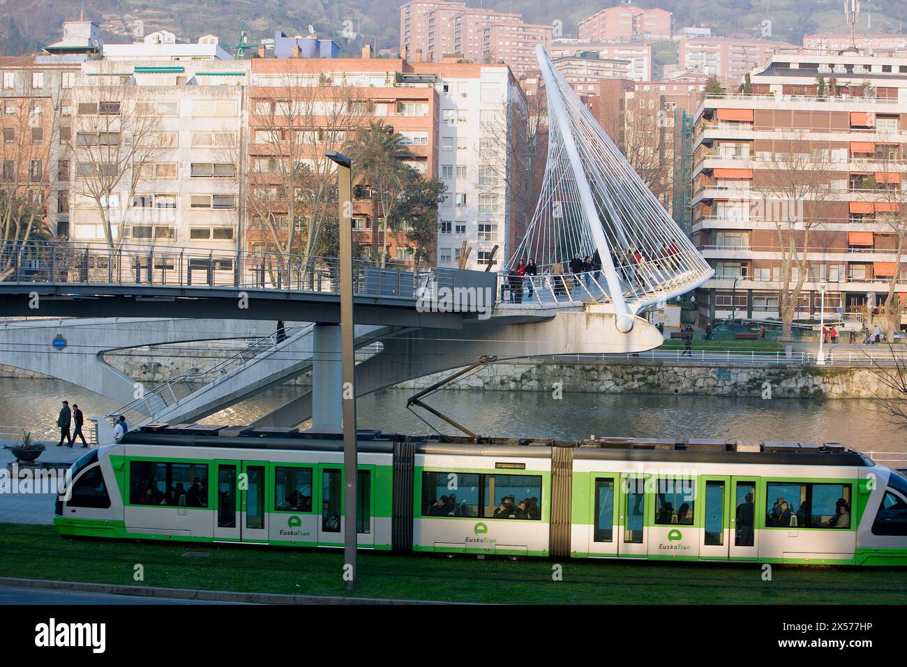 Vue sur le pont Pasarela de Uribitarte, également appelé Zubi-Zuri (signifie pont blanc en basque), conçu par Santiago Calatrava. Bilbao. Compteur basque Banque D'Images