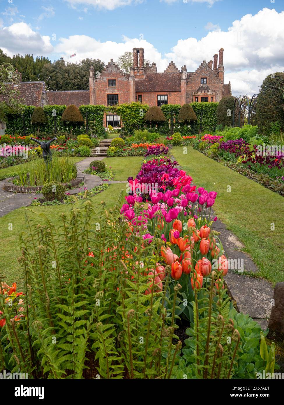 Chenies Manor Sunken Garden à Tulip Time. Banque D'Images