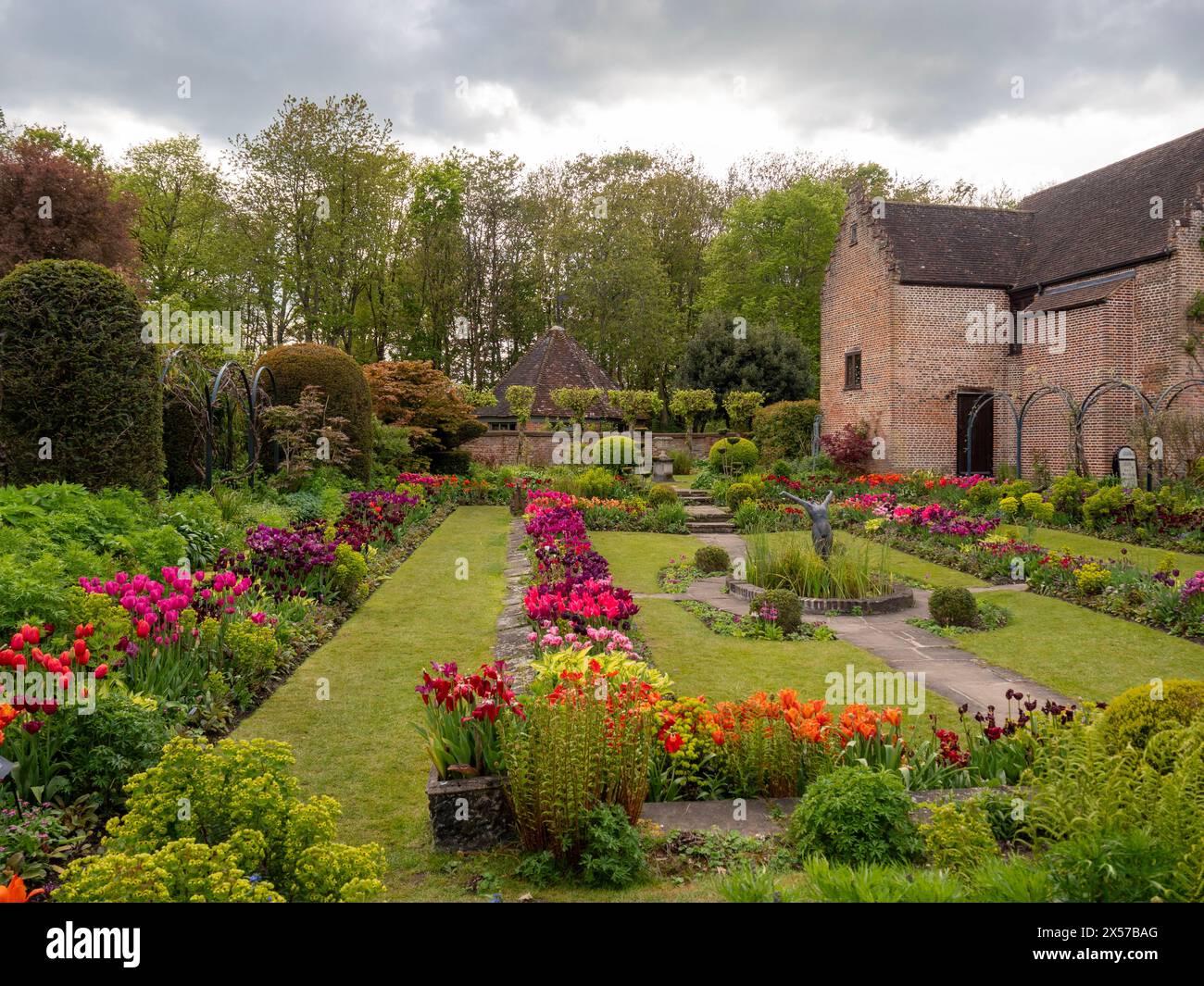 Chenies Manor Sunken Garden vers le Pavillon, ancien bâtiment de la pépinière à Tulip Time Banque D'Images