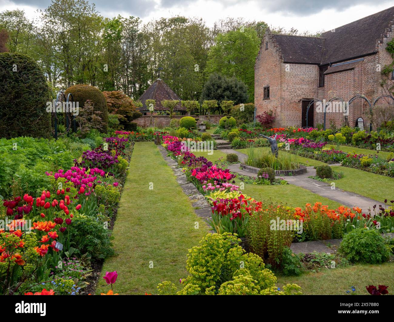 Chenies Manor Sunken Garden vers le Pavillon, ancien bâtiment de la pépinière à Tulip Time Banque D'Images