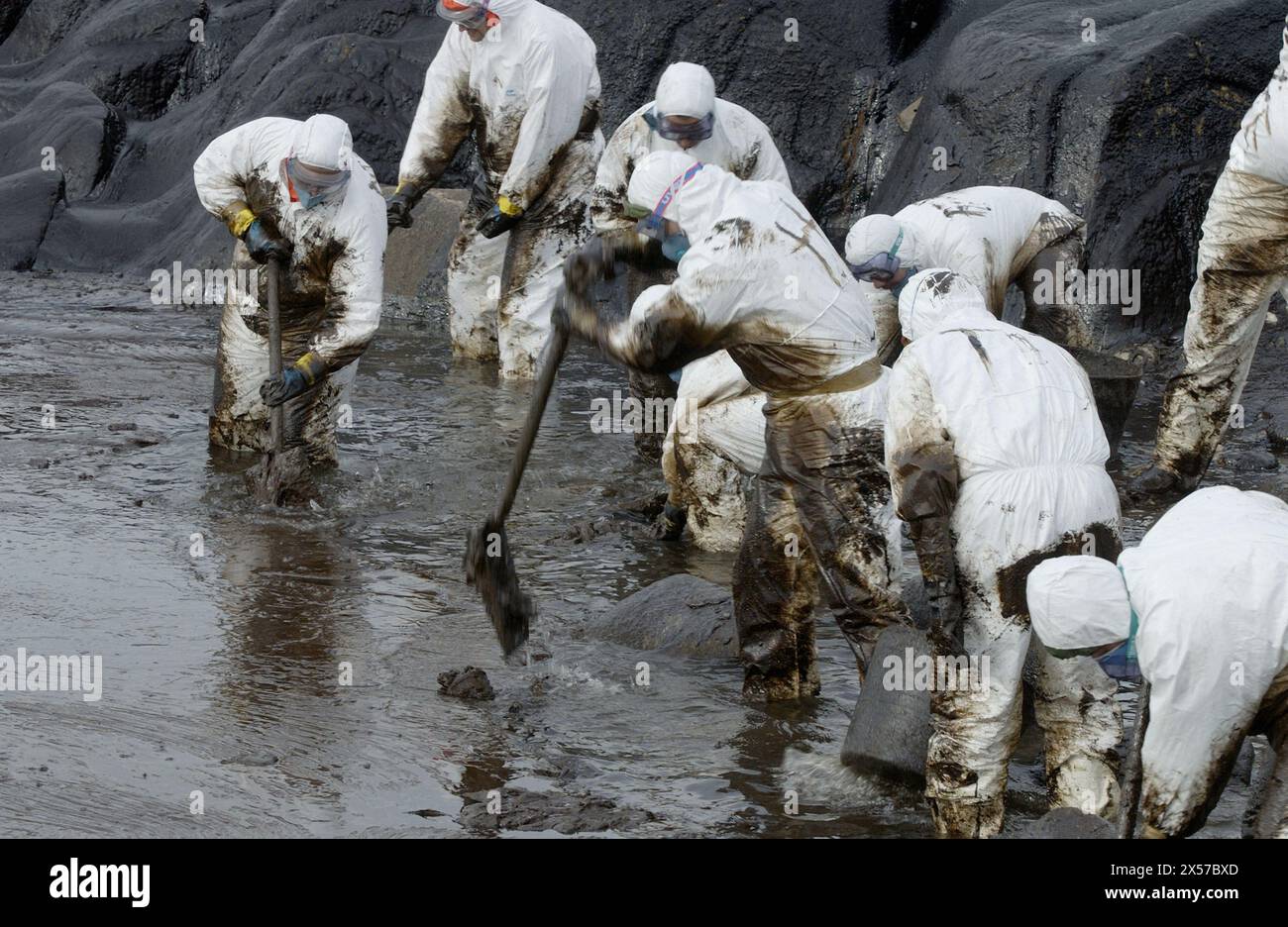 Soldats vêtus de vêtements de protection nettoyant la marée noire («chapapote») du pétrolier Prestige. Dec. 2002. Costa da morte. Une province de Coruña. Banque D'Images