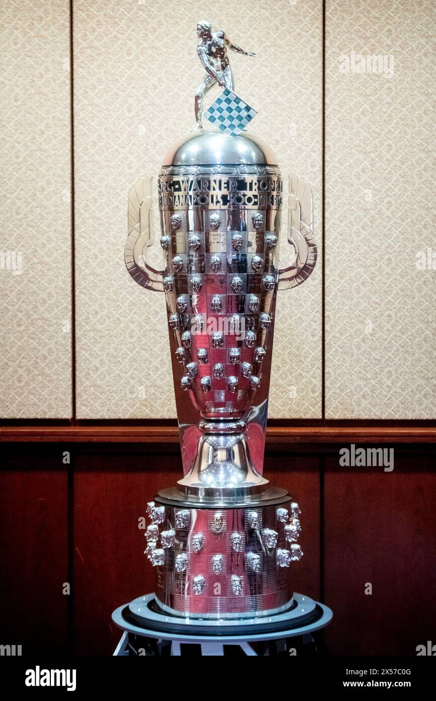 Washington, Vereinigte Staaten. 07 mai 2024. Indy 500 Borg-Warner Trophy est exposé au Capitole des États-Unis à Washington, DC, le mardi 7 mai 2024. Crédit : Rod Lamkey/CNP/dpa/Alamy Live News Banque D'Images