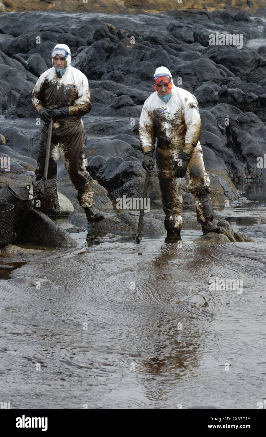 Soldats vêtus de vêtements de protection nettoyant la marée noire («chapapote») du pétrolier Prestige. Dec. 2002. Costa da morte. Une province de Coruña. Banque D'Images