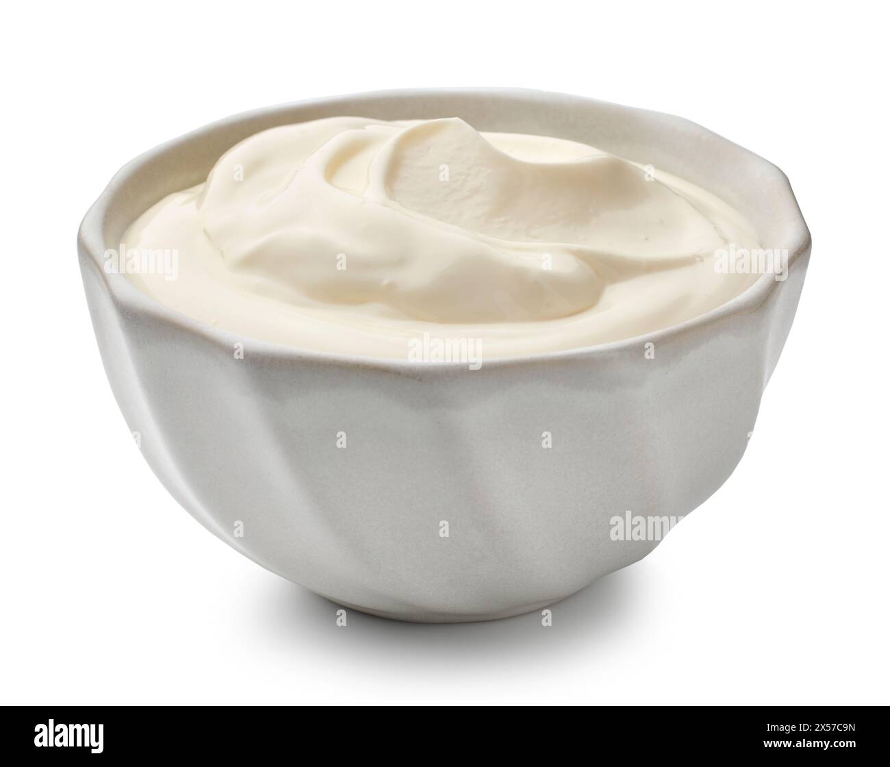 yaourt à la crème sure dans un bol isolé sur fond blanc Banque D'Images