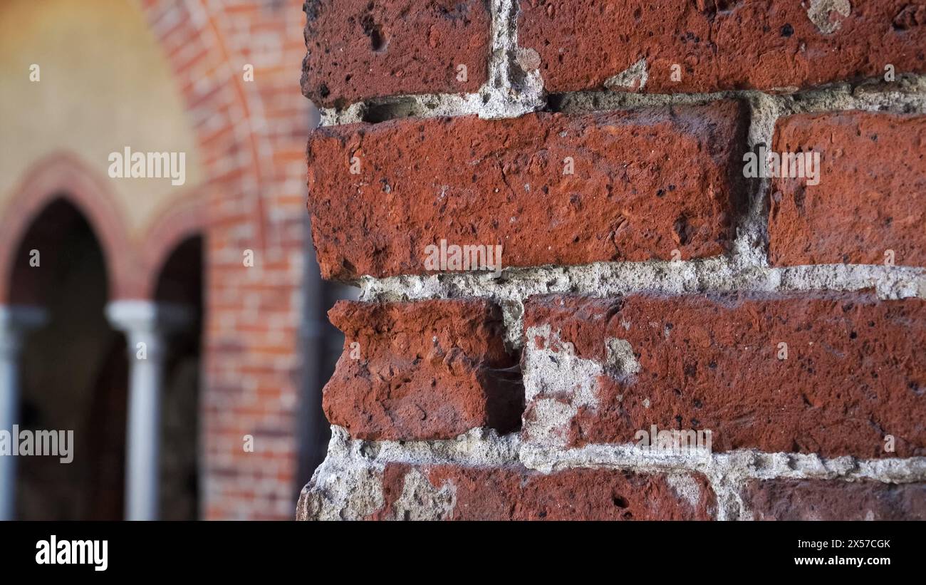 Ancienne texture de façade en briques rouges - le fragment de mur voûté dans une vue rapprochée construit dans le bâtiment médiéval de la cathédrale de Riga, la capitale de la Lettonie. Banque D'Images