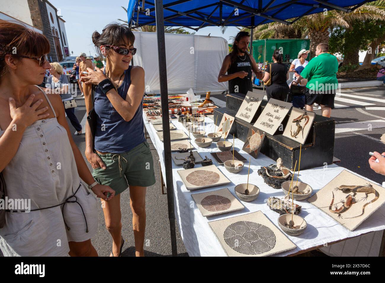 Marché du dimanche avec sculptures artisanales de sable en vente, Teguise, Lanzarote, Îles Canaries, Espagne Banque D'Images