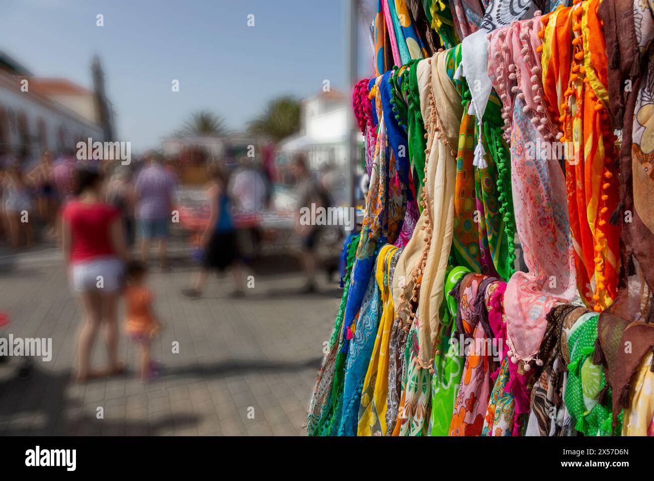 Foulards en soie en vente au marché du dimanche, Teguise, Lanzarote, Îles Canaries, Espagne Banque D'Images