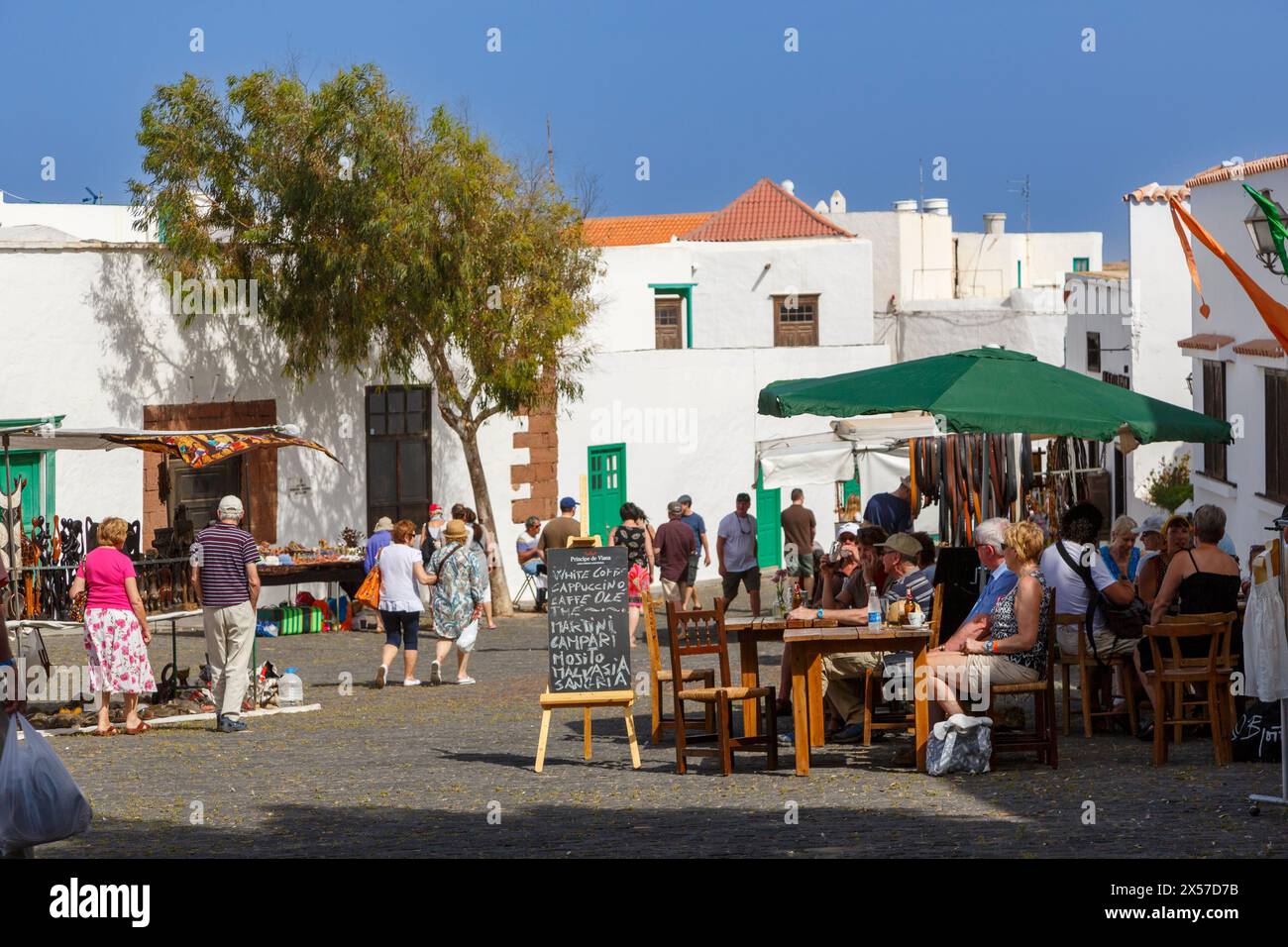 Les gens au café, marché du dimanche, Teguise, Lanzarote, Îles Canaries, Espagne Banque D'Images