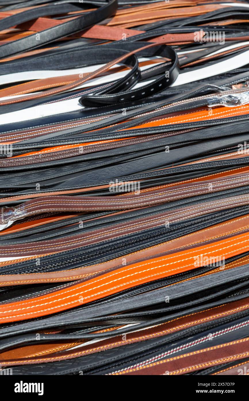 Ceintures en cuir en vente au marché du dimanche, Teguise, Lanzarote, Îles Canaries, Espagne Banque D'Images