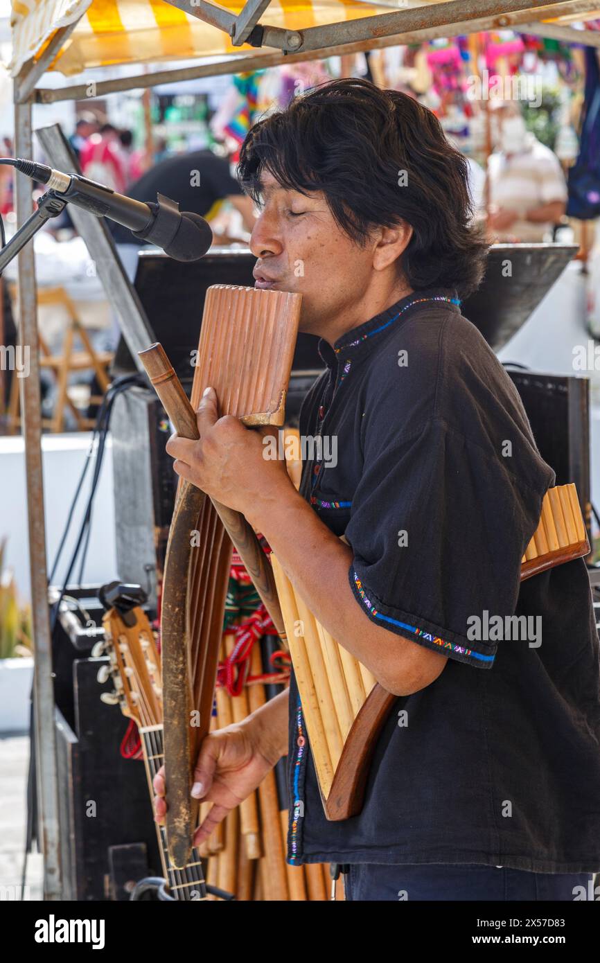 Homme jouant des pipes à poêle au marché du dimanche, Teguise, Lanzarote, Îles Canaries, Espagne Banque D'Images