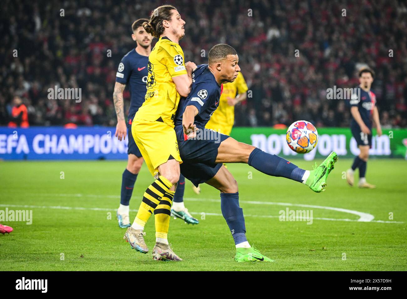 Paris, France, France. 7 mai 2024. MARCEL SABITZER du Borussia Dortmund et KYLIAN MBAPPE du PSG lors du match de l'UEFA Champions League entre le Paris Saint-Germain et le Borussia Dortmund au stade du Parc des Princes. (Crédit image : © Matthieu Mirville/ZUMA Press Wire) USAGE ÉDITORIAL SEULEMENT! Non destiné à UN USAGE commercial ! Banque D'Images