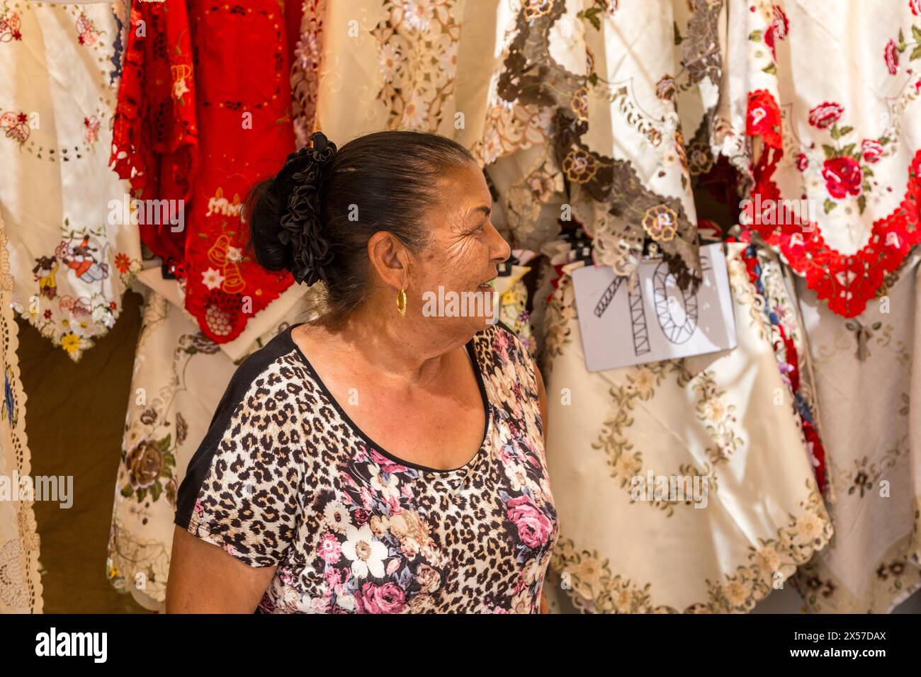 Femme vendant de la dentelle brodée au marché du dimanche, Teguise, Lanzarote, Îles Canaries, Espagne Banque D'Images