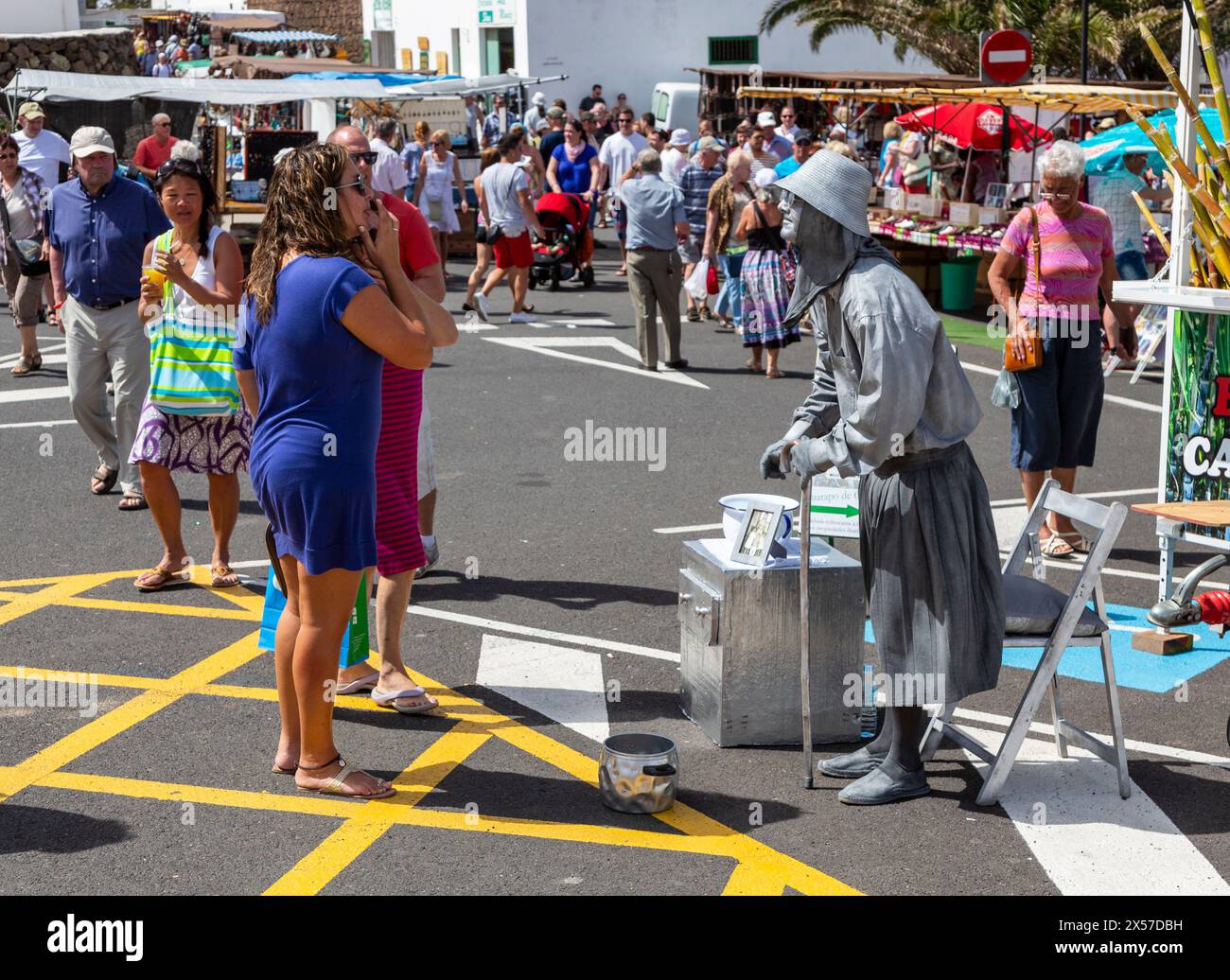 Statue vivante au marché du dimanche, Teguise, Lanzarote, Îles Canaries, Espagne Banque D'Images