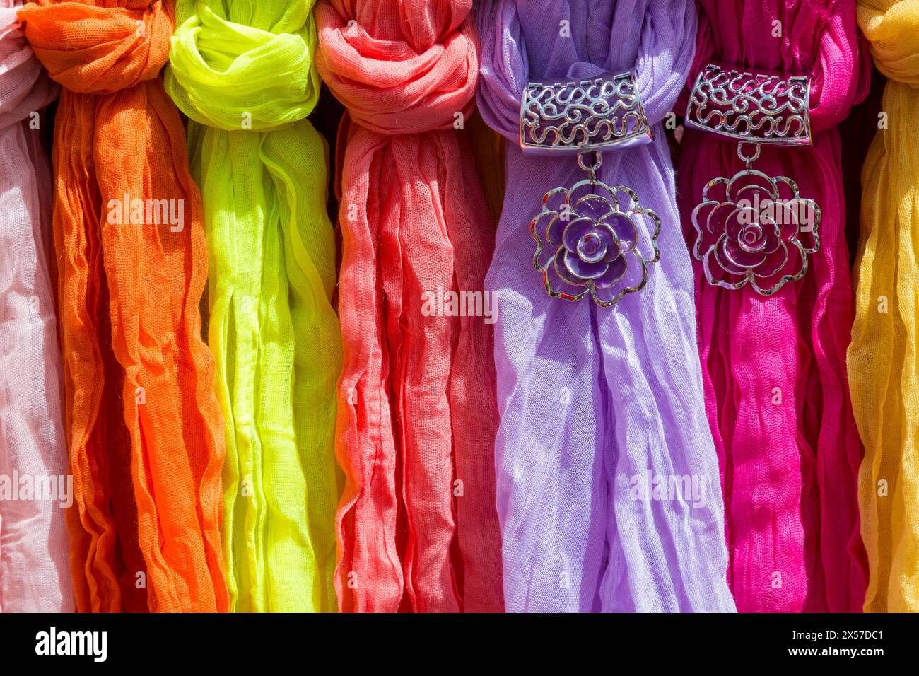 Foulards colorés au marché du dimanche, Teguise, Lanzarote, Îles Canaries, Espagne Banque D'Images