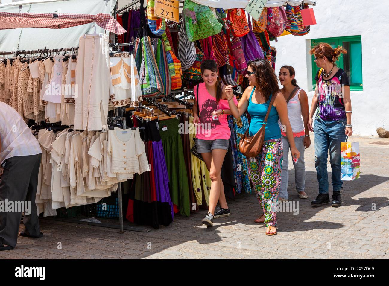 Les gens au marché du dimanche, Teguise, Lanzarote, îles Canaries, Espagne Banque D'Images