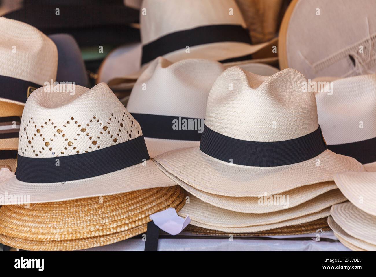 Chapeaux en vente au marché du dimanche, Teguise, Lanzarote, Îles Canaries, Espagne Banque D'Images