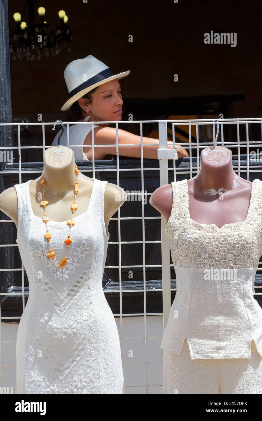 Femme dans la fenêtre avec des robes sur des mannequins, marché du dimanche, Teguise, Lanzarote, Îles Canaries, Espagne Banque D'Images