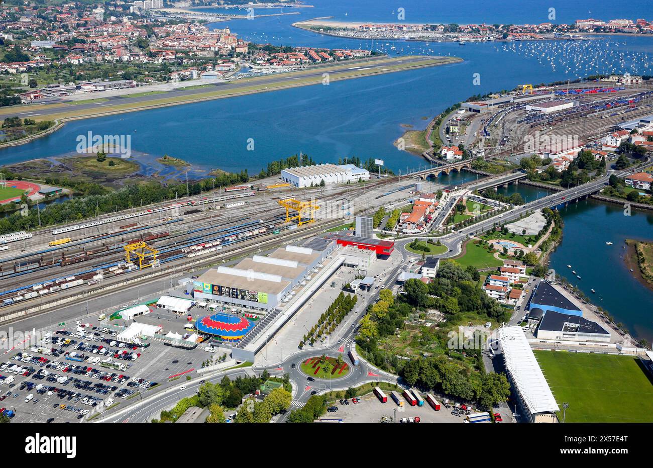 Vue aérienne. Embouchure de la rivière Bidasoa, baie de Txingudi. Hondarribia et Irun (Espagne) et Hendaye (France, en arrière-plan). Europe Banque D'Images