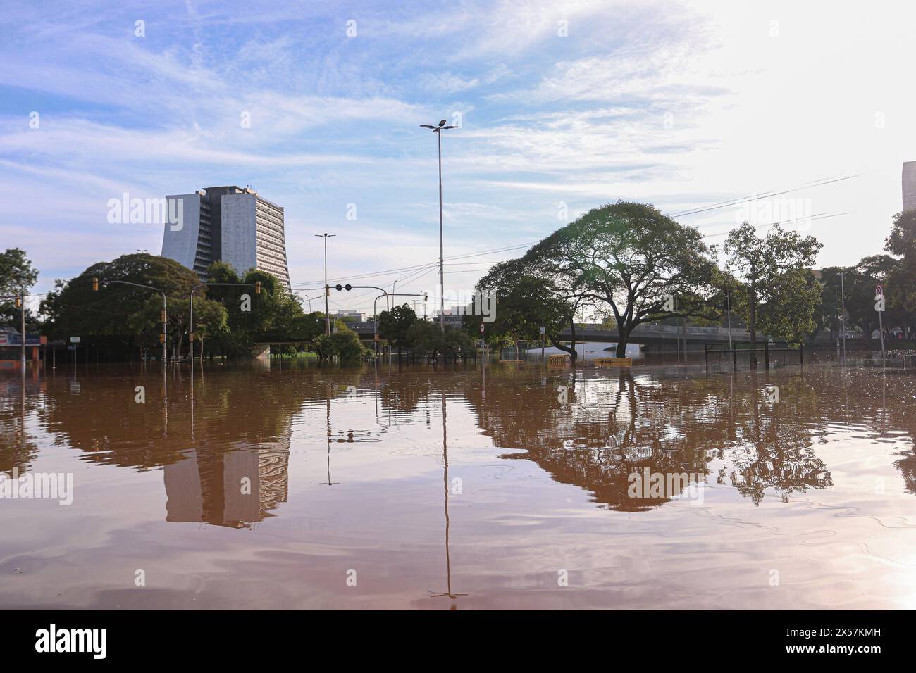 Porto Alegre, Brésil. 07 mai 2024. Les rues près de Largo dos Acorianos ont été envahies par les eaux du lac Guaiba dans la ville de Porto Alegre ce mardi (07/0702024). Une série de fortes pluies provoquées par un événement météorologique extrême a frappé l'État du Rio Grande do Sul, provoquant des inondations et des inondations, laissant des sans-abri et des morts dans différentes villes, plaçant toute la région dans un état de calamité publique. Crédit : AGIF/Alamy Live News Banque D'Images