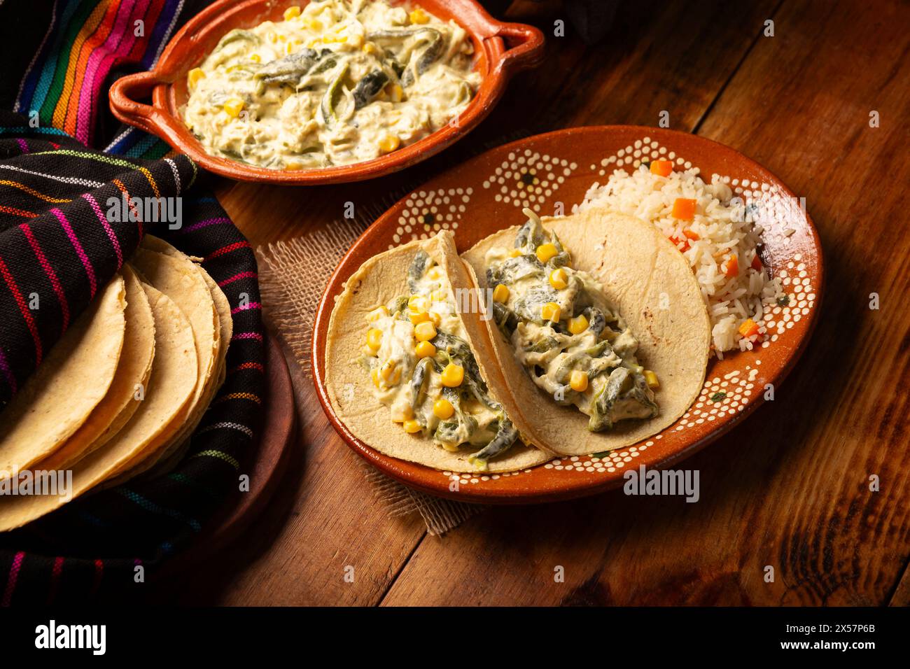 Rajas avec crème. Plat très populaire au Mexique qui se compose de lanières de piment poblano avec de la crème, il est servi en garniture ou en tacos, c'est un typi Banque D'Images