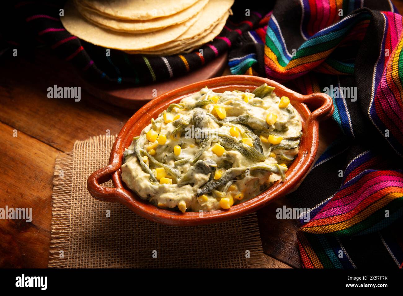 Rajas avec crème. Plat très populaire au Mexique qui se compose de lanières de piment poblano avec de la crème, il est servi en garniture ou en tacos, c'est un typi Banque D'Images