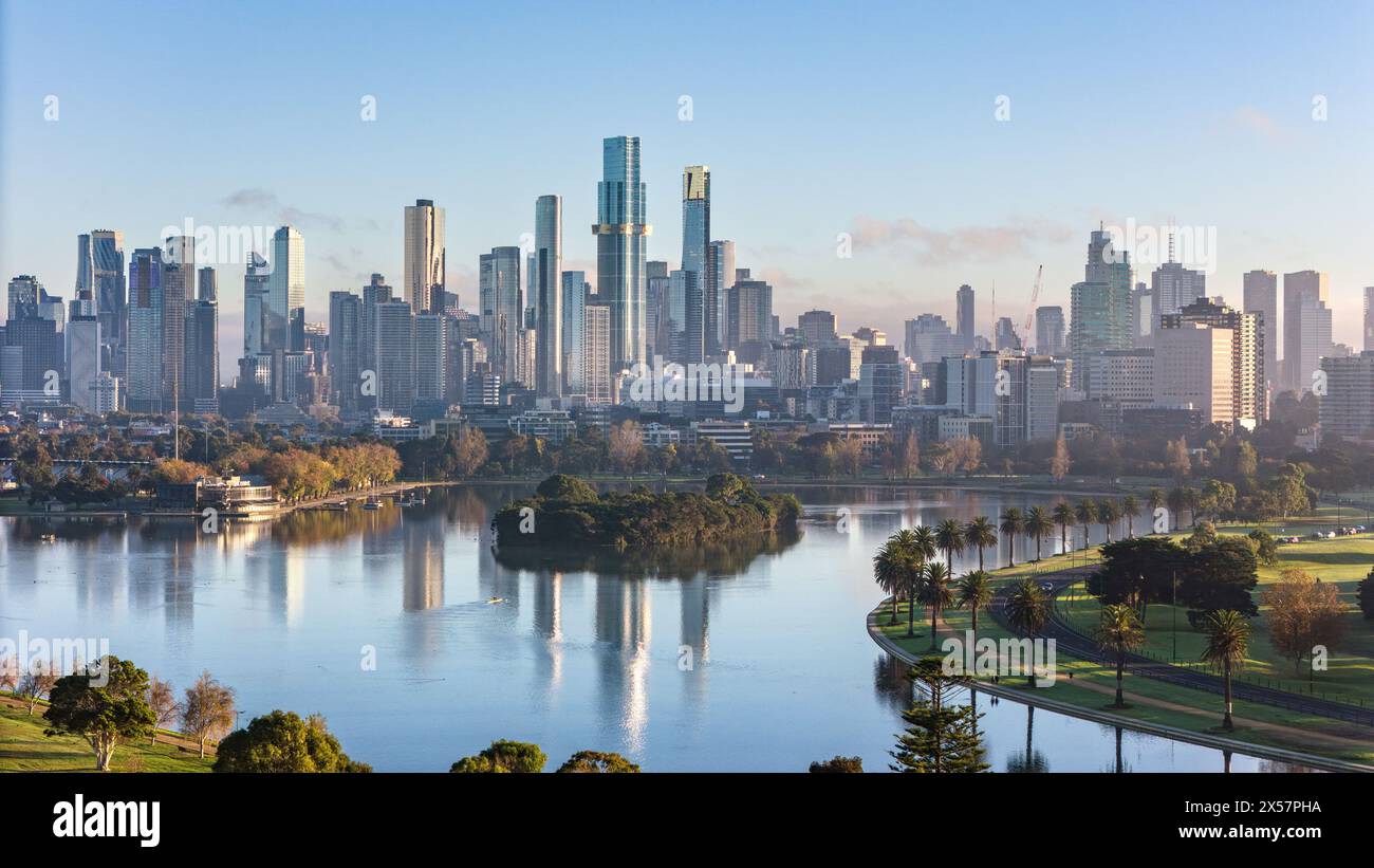 Melbourne Australie. La vue sur les gratte-ciel de Melbourne avec Albert Park Lake au premier plan. Banque D'Images